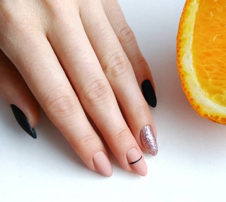 manicura de uñas con colores rosa y negro 