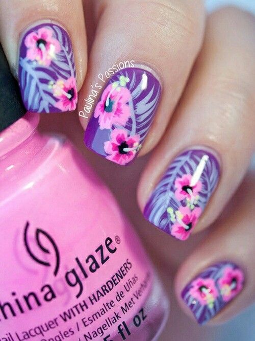 uñas violetas con flores rosadas