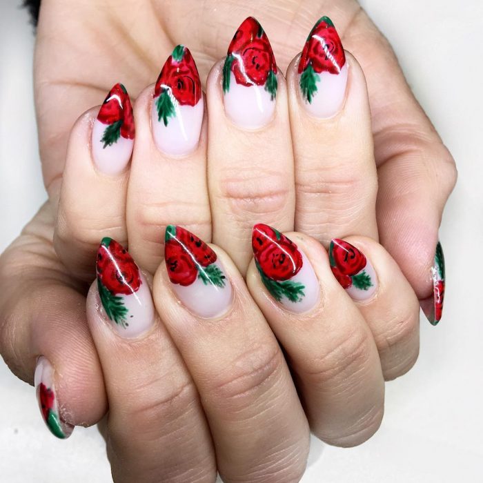 uñas con rosas y hojas verdes