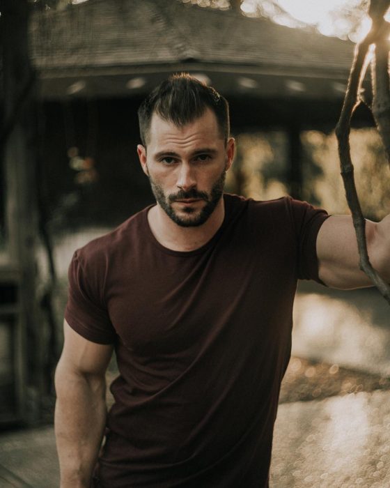 hombre con playera color vino y barba 