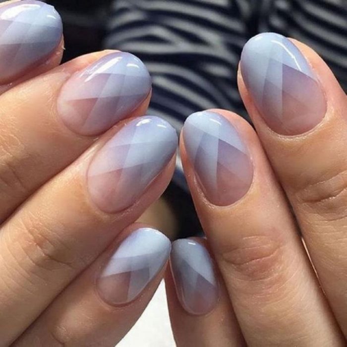 manicura de uñas con figuras geométricas grises