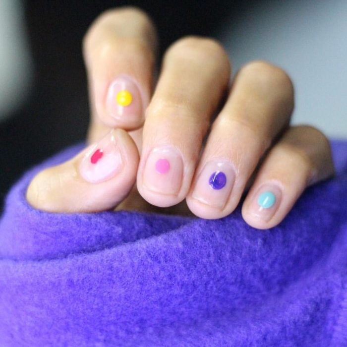 uñas con puntos de colores 