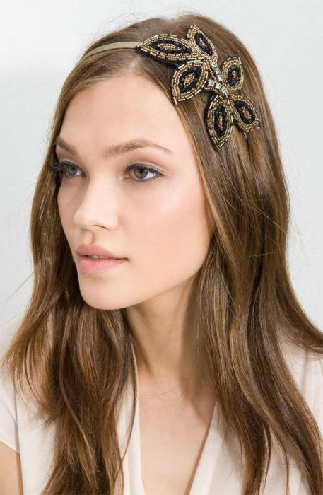 Accesorio para el cabello en forma de diadema con una flor lateral 