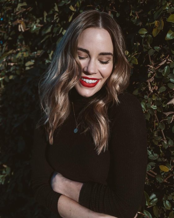 chica con labial rojo 