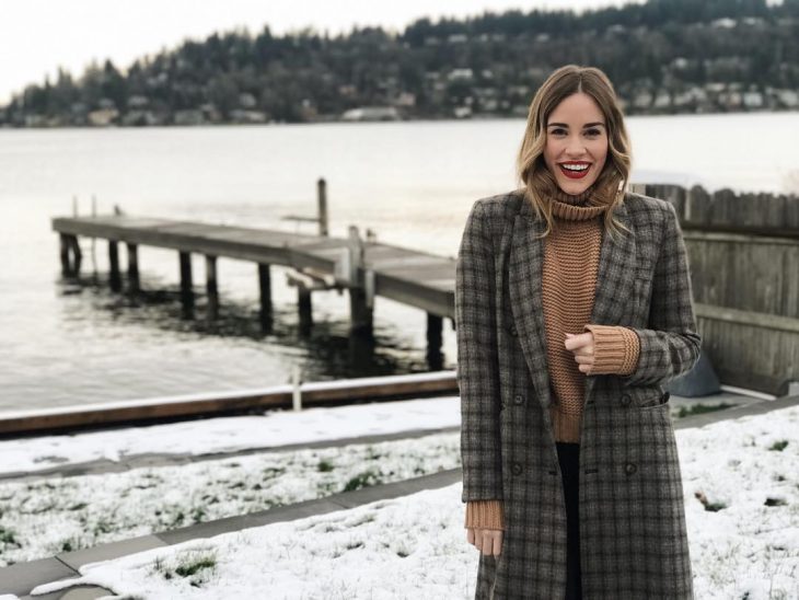 chica con abrigo en frente de la nieve 