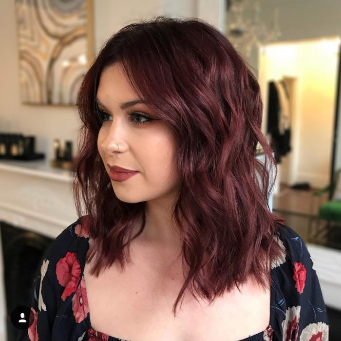 Chica con el cabello color rojo vino nueva tendencia de instagram 