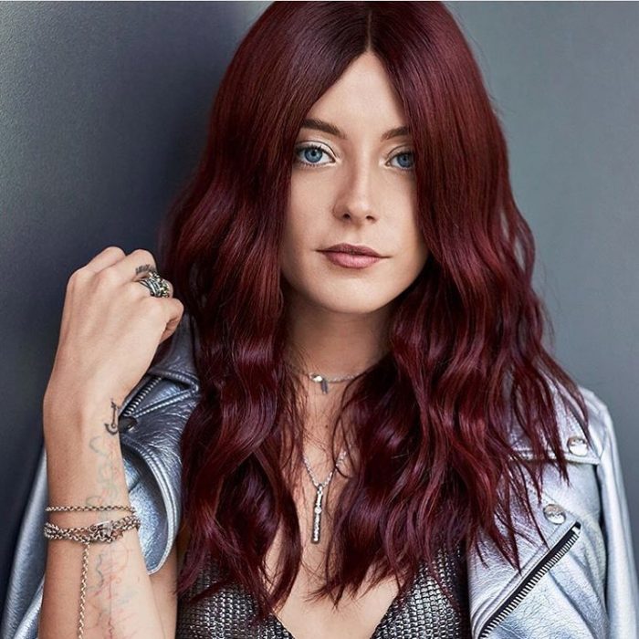 Chica con el cabello color rojo vino nueva tendencia de instagram 