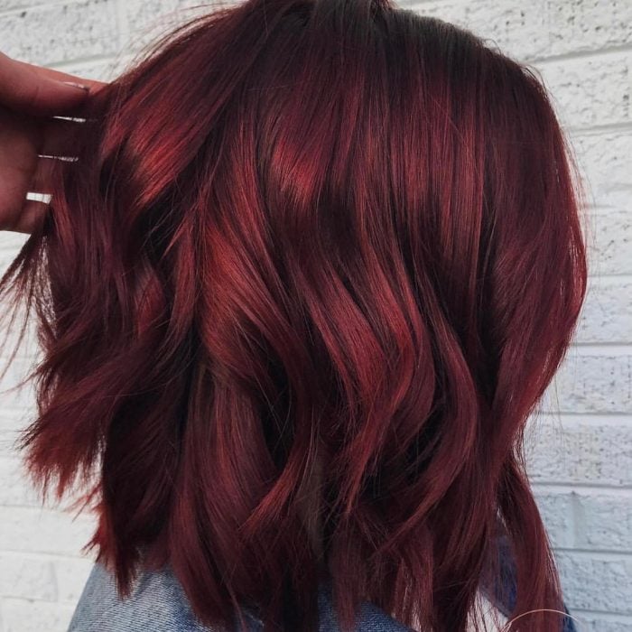 Chica con el cabello color rojo vino nueva tendencia de instagram 