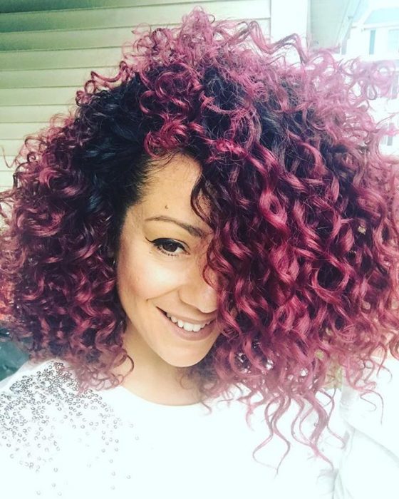 Chica con el cabello color rojo vino nueva tendencia de instagram 