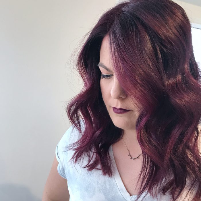 Chica con el cabello color rojo vino nueva tendencia de instagram 