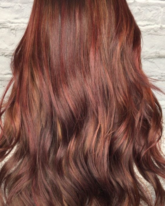 Chica con el cabello color rojo vino nueva tendencia de instagram