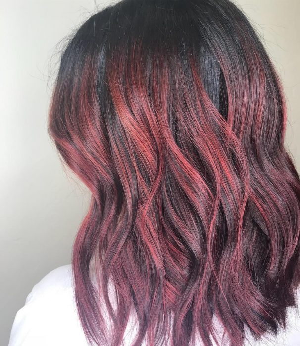 Chica con el cabello color rojo vino nueva tendencia de instagram