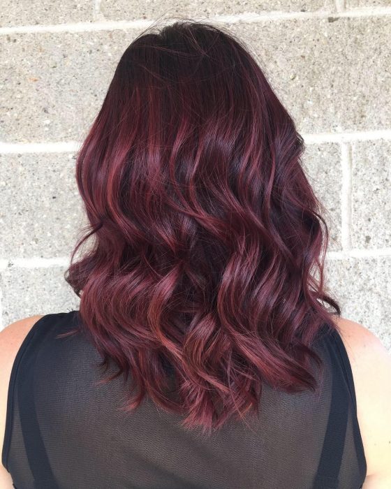 Chica con el cabello color rojo vino nueva tendencia de instagram 