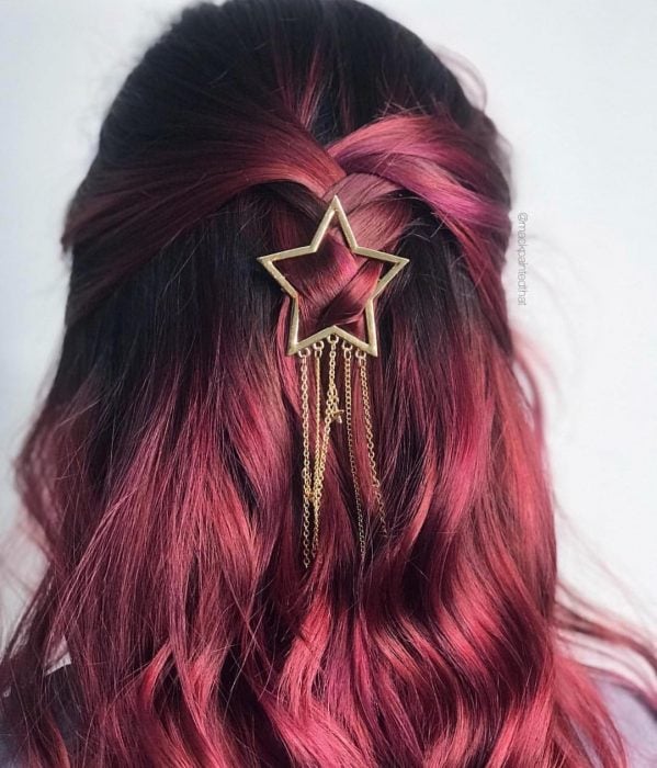 Chica con el cabello color rojo vino nueva tendencia de instagram 