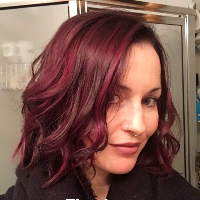 Chica con el cabello color rojo vino nueva tendencia de instagram 