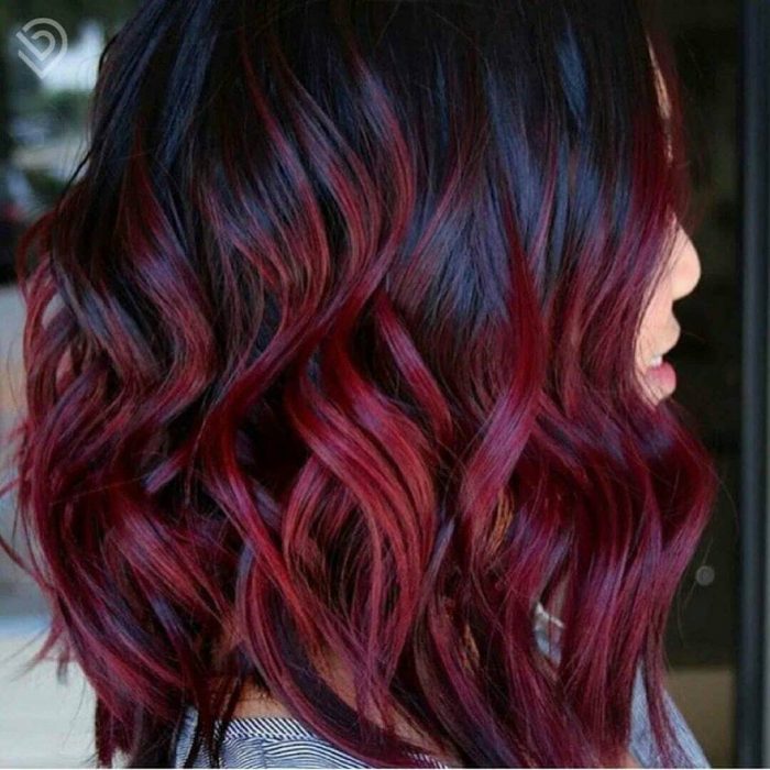 Chica con el cabello color rojo vino nueva tendencia de instagram 