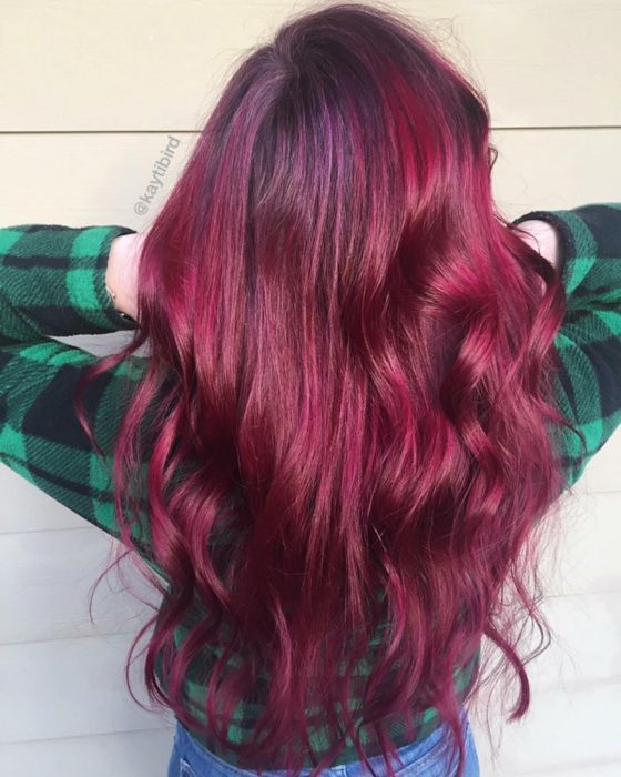 Chica con el cabello color rojo vino nueva tendencia de instagram 