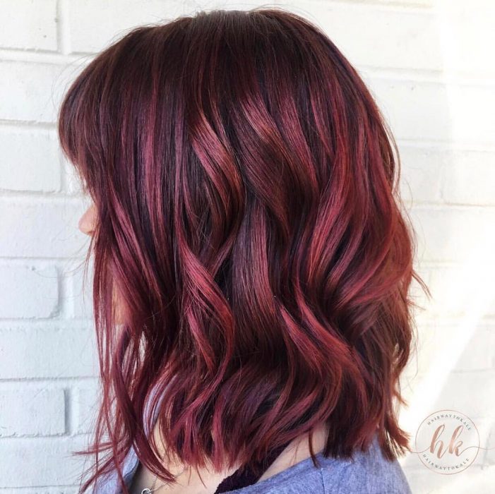 Chica con el cabello color rojo vino nueva tendencia de instagram 