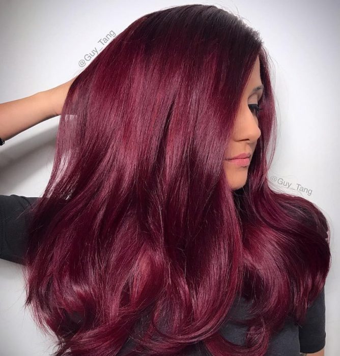 Chica con el cabello color rojo vino nueva tendencia de instagram 