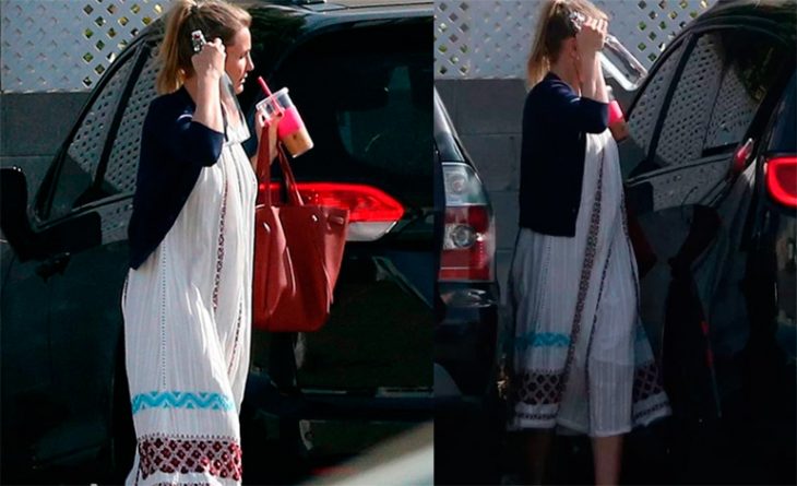 Chica con vestido holgado blanco 