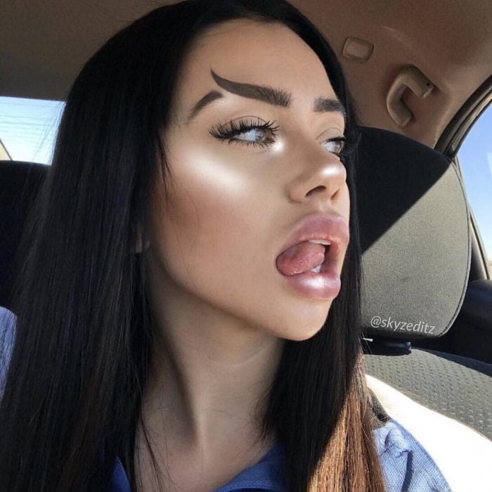 Chica luciendo sus cejas cola de pez en Instagram 