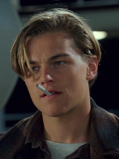 chico sosteniendo un cigarrillo entre los labios