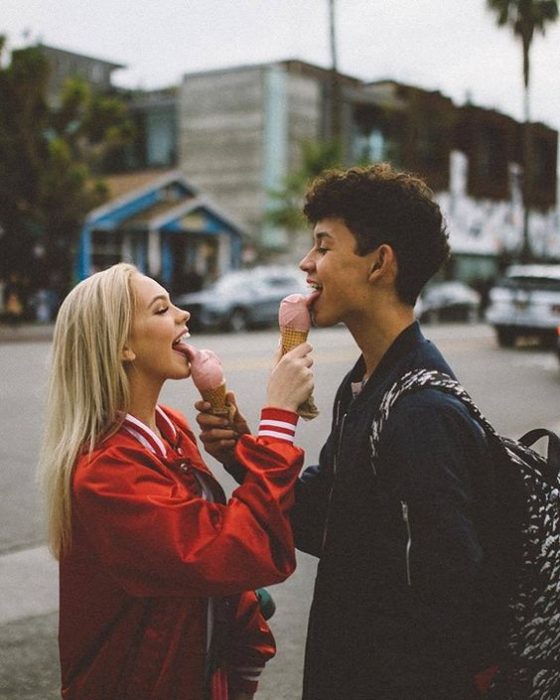 pareja de novios comiendo helado