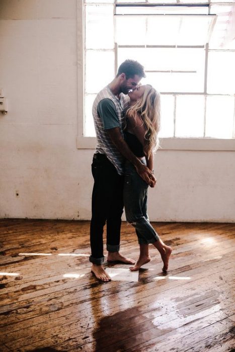 pareja de novios bailando en una casa vacia