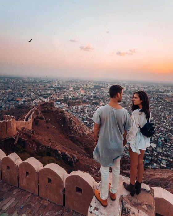 pareja de novios viajando