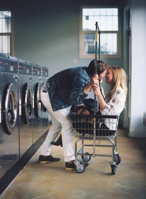pareja de novios besándose en el centro de lavado