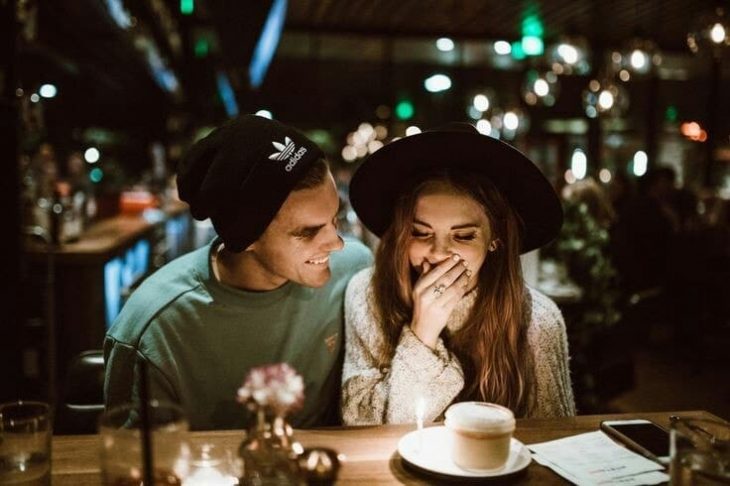 pareja de novios sonriendo y comiendo