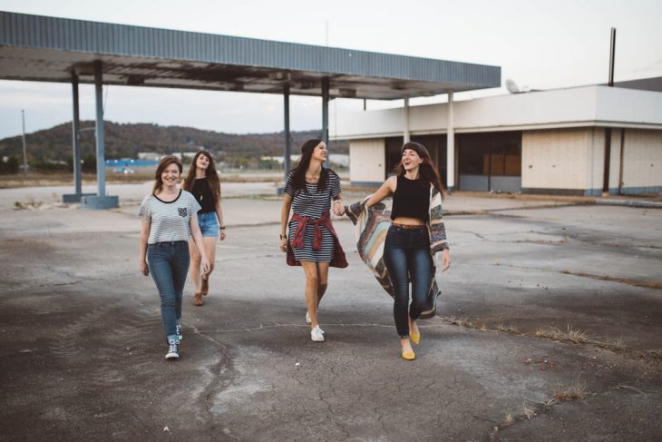 grupo de amigas riéndose al caminar