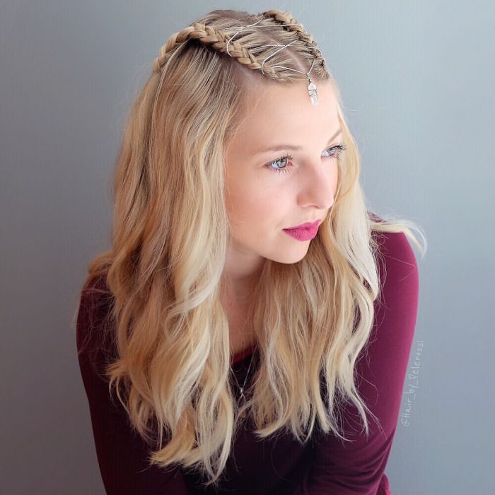 Chica usando unas corset braides tejidas con una cadena y adornadas con un colgante 