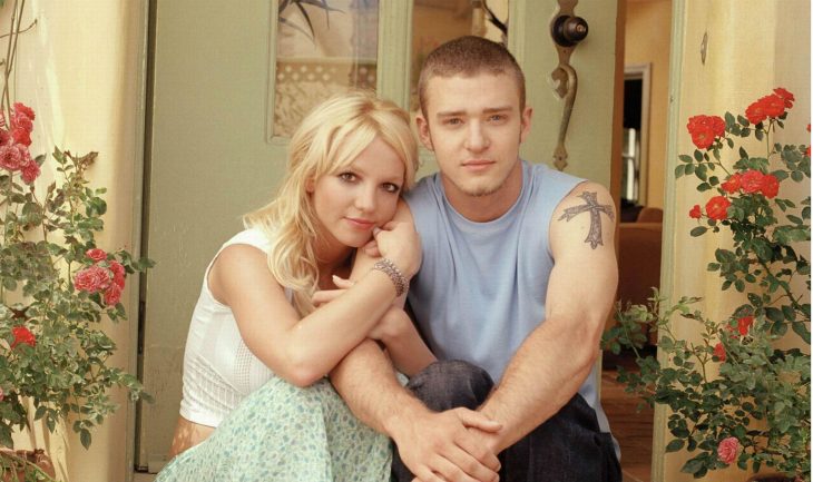 Britney Spears y Justin Timberlake sentados en las escaleras