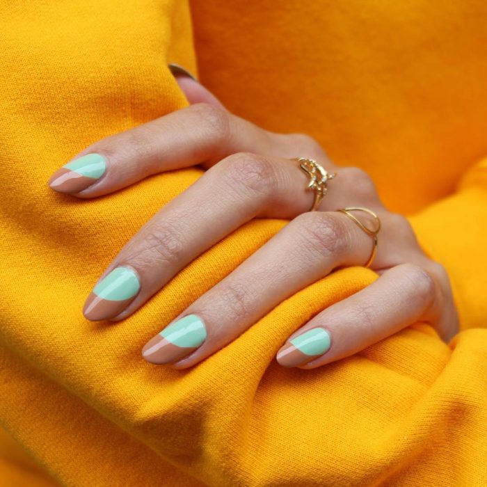 Uñas de almendra en tono azul y café