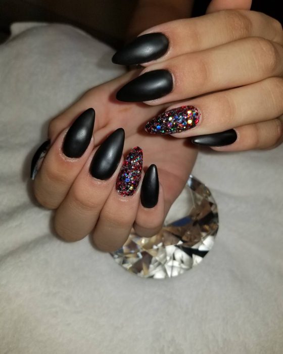 Uñas de color negro con destellos de color