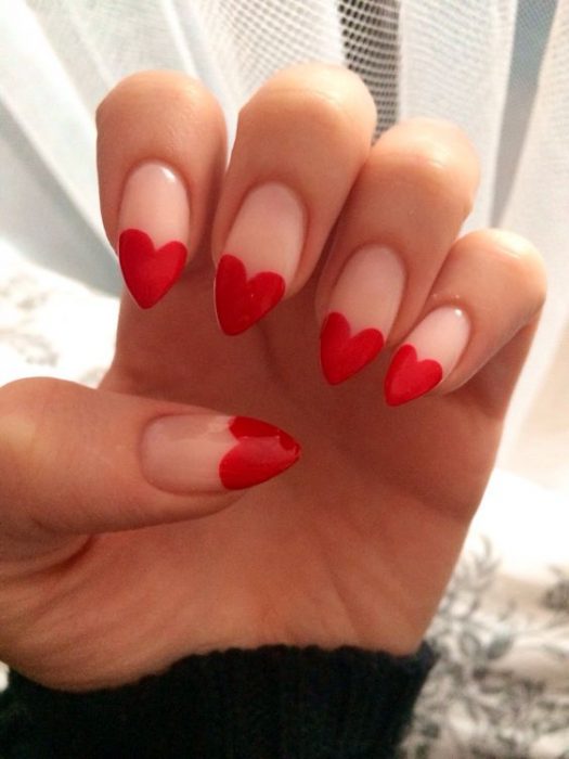 Uñas de almendra con un corazón formado en la punta