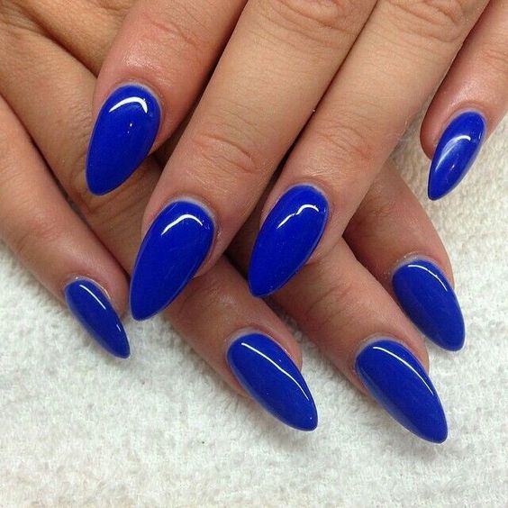 Uñas de almendra en tonos azules electricos