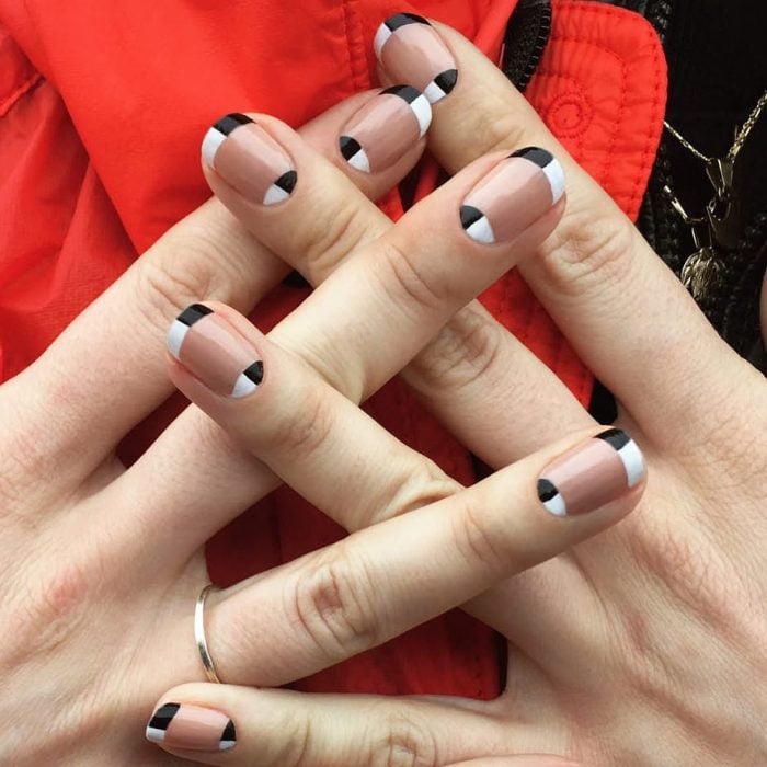 Diseño de uñas francesas en tonos blancos con negros 