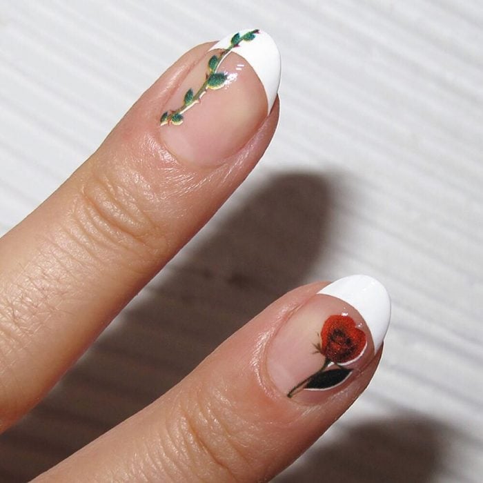 Diseño de uñas francesas con aplicaciones de una flor 