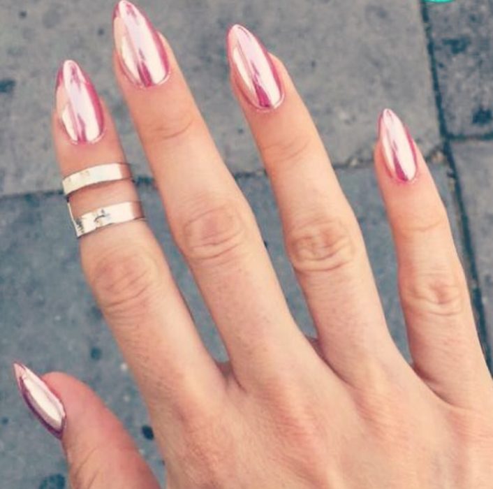 Uñas de stilletto con diseño de color rosa de efecto espejo