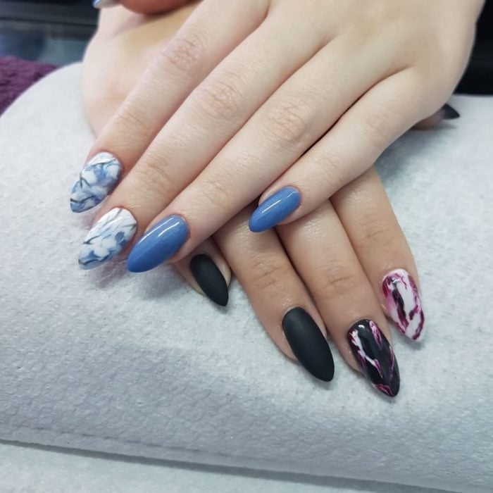 Uñas de stilletto con diseño de marmol azul y negro