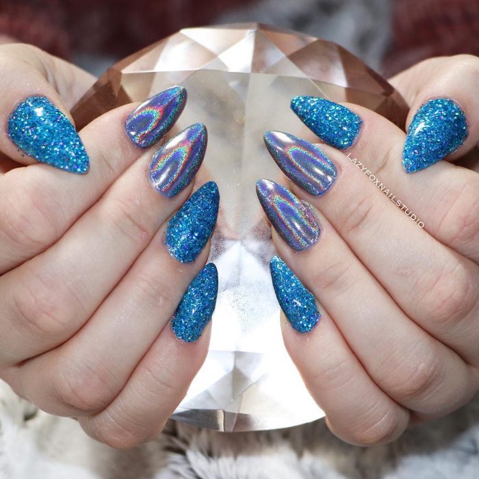 Uñas de stilletto con diseño de glitter azul