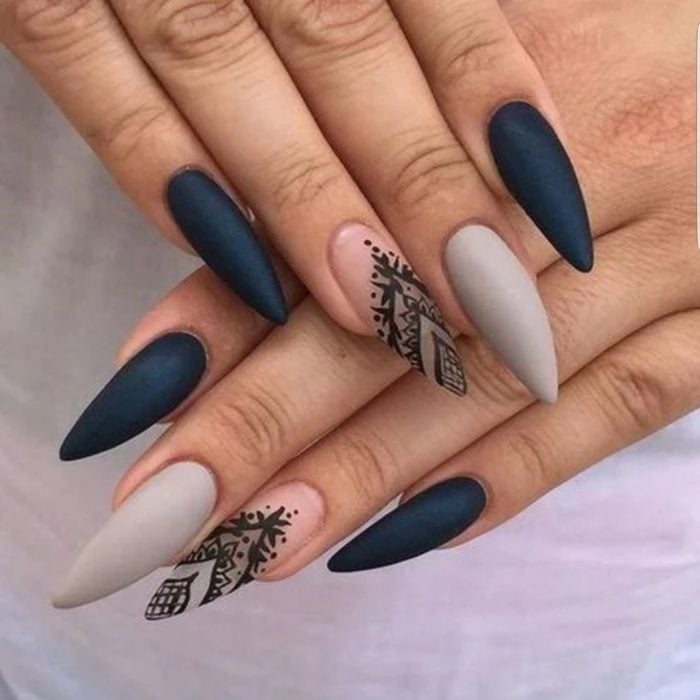 Uñas de stilletto con diseño de color azul y tatuaje de henna