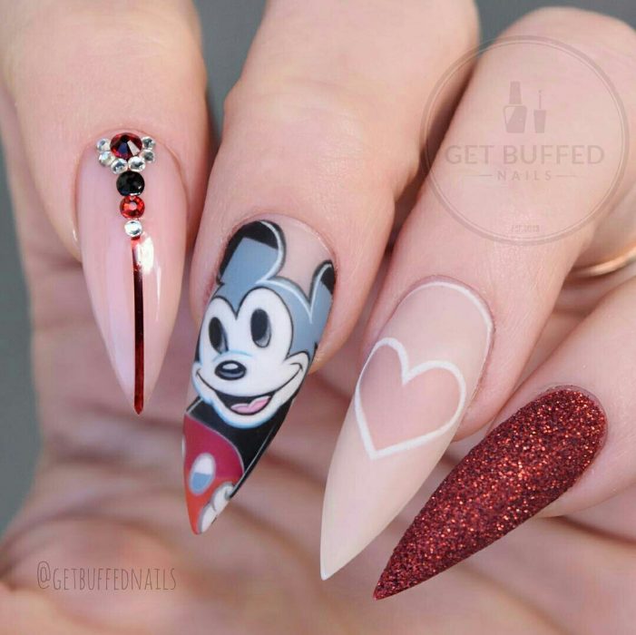 Uñas de stilletto con diseño de mickey Mouse