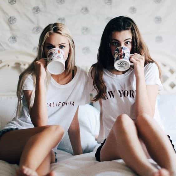 chicas bebiendo café
