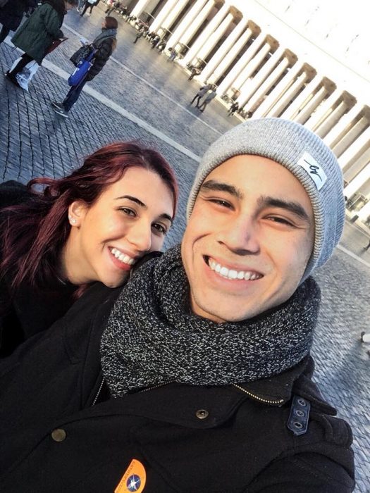 pareja de novios de visita en roma 