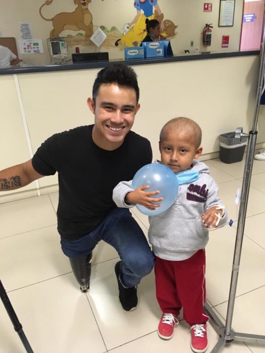 chico con camisa oscura de visita en el hospital