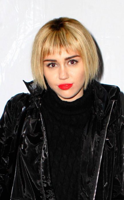 Milye Cyrus usando el cabello lacio y en corte bob 