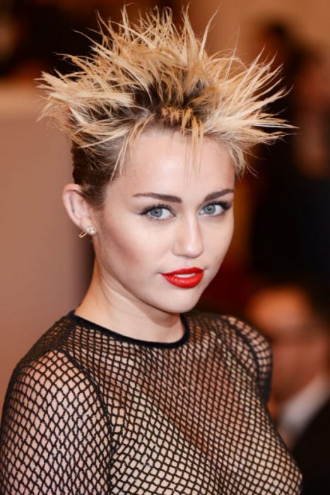 Miley Cyrus usando un cabello punk 